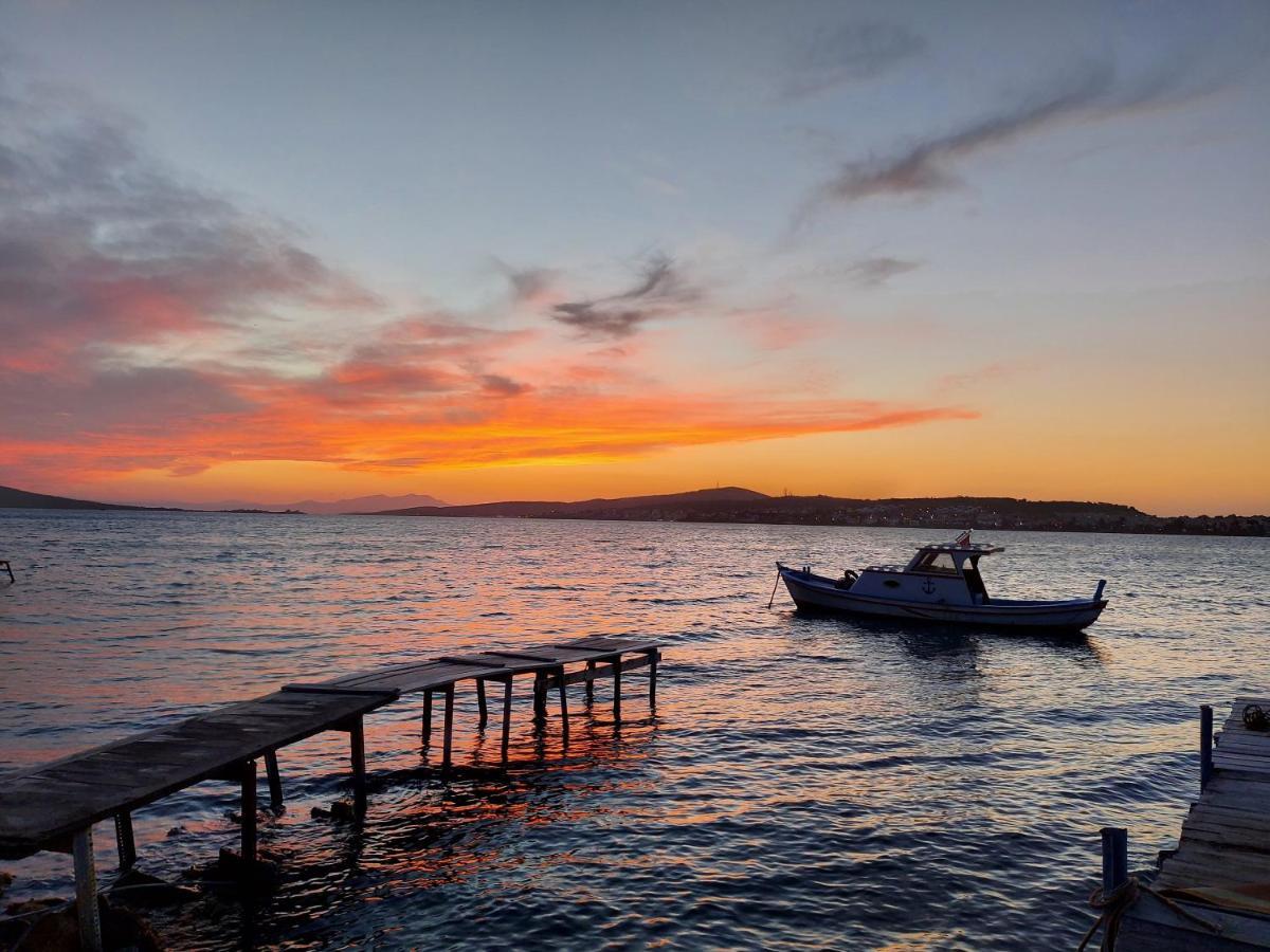 Celil Pansiyon Ayvalik Bagian luar foto